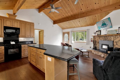 Cabin, Multiple Beds, Patio, Mountain View (1916) | Private kitchen