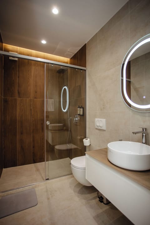 Idromeno room | Bathroom | Free toiletries, hair dryer, bathrobes, slippers