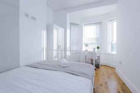 4 bedrooms, desk, iron/ironing board, free WiFi