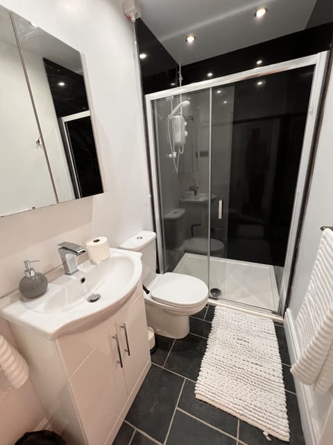 Superior Triple Room, Ensuite, Beach View | Bathroom | Shower, towels, soap, shampoo