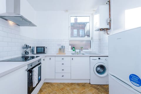 Full-size fridge, microwave, oven, stovetop