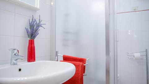 Studio | Bathroom | Shower, towels