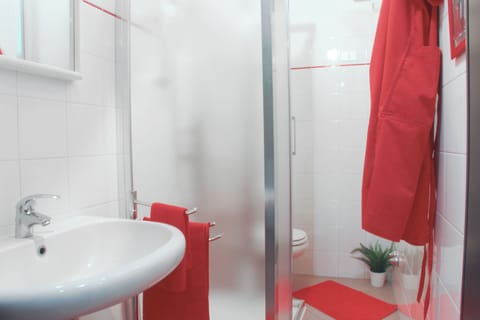 Studio | Bathroom | Shower, towels