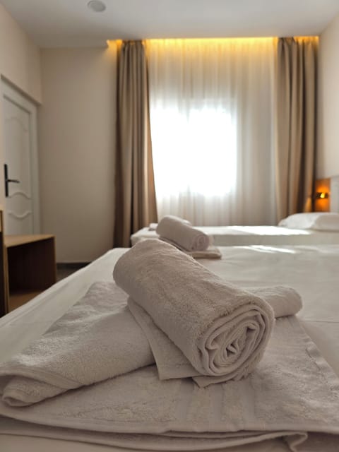 Deluxe Triple Room | Desk, free WiFi, bed sheets