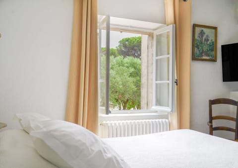 Standard Room, Garden View | Egyptian cotton sheets, premium bedding, minibar, in-room safe
