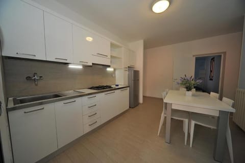 Superior Apartment, Garden View | Private kitchen | Highchair