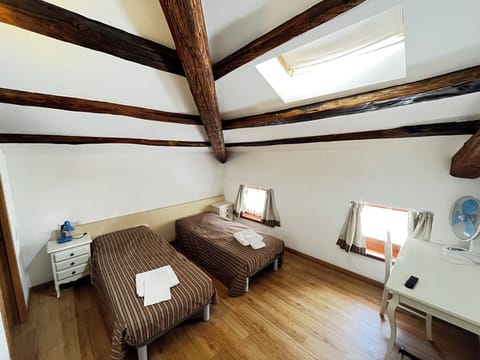Room, 2 Twin Beds, Non Smoking | Free WiFi, bed sheets