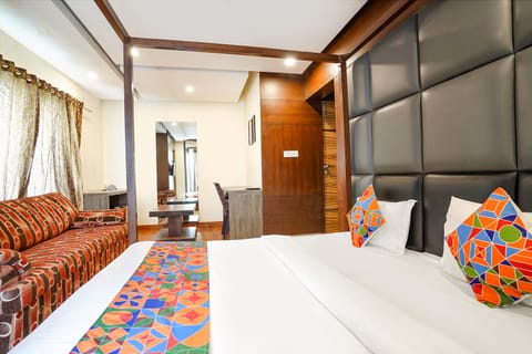 Egyptian cotton sheets, premium bedding, in-room safe, desk