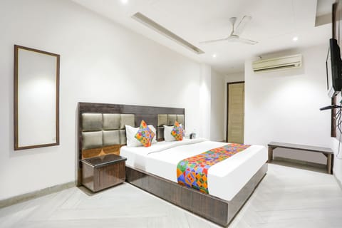 Egyptian cotton sheets, premium bedding, in-room safe, free WiFi
