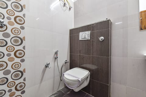 Shower, rainfall showerhead, free toiletries, towels