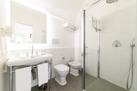 Shower, free toiletries, hair dryer, bidet