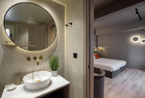 Standard Twin Room, 2 Twin Beds | Bathroom | Free toiletries, hair dryer, slippers, towels