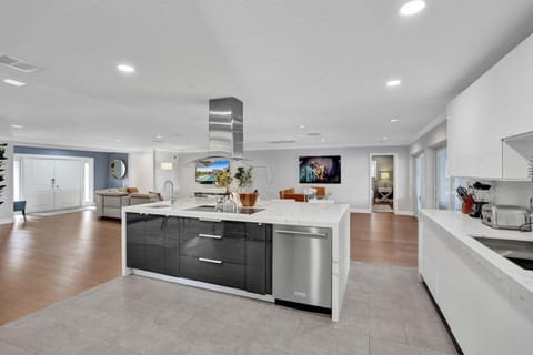 House | 4 bedrooms, iron/ironing board, high-speed internet