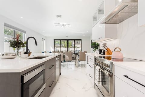 House | 4 bedrooms, desk, iron/ironing board, high-speed internet