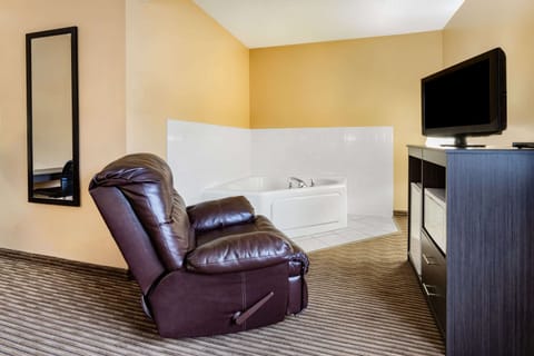 Deluxe Suite, 1 King Bed, Non Smoking | Desk, blackout drapes, iron/ironing board, rollaway beds