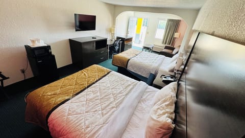 Suite 2 Queen with Sofa Bed Non Smoking | Blackout drapes, free WiFi