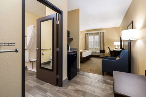 Room, 1 King Bed, Accessible, Non Smoking | Premium bedding, down comforters, desk, laptop workspace