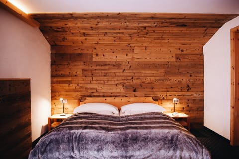 Family Room, 2 Bedrooms | Free cribs/infant beds, free WiFi, bed sheets