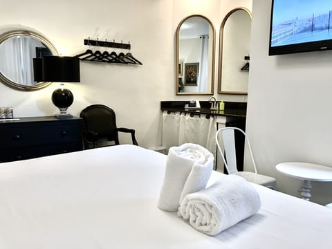 Room, 1 King Bed | Individually decorated, blackout drapes, iron/ironing board, free WiFi