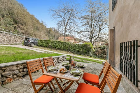 Honeymoon House, Multiple Bedrooms (La Maison Du Lac  50 meters from lake) | Outdoor dining