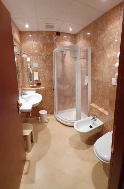 Shower, rainfall showerhead, free toiletries, hair dryer