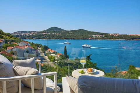 Apartment (3 Bedrooms) | Balcony