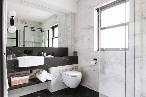 Deluxe Suite, Sea View | Bathroom | Shower, rainfall showerhead, designer toiletries, hair dryer