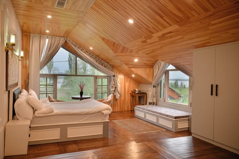 Premium Room, Lake View | WiFi (free)