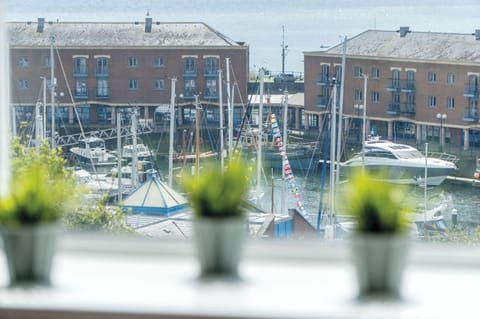 32-inch Smart TV with cable channels, heated floors