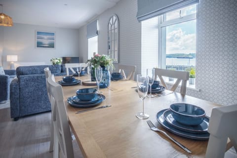 32-inch Smart TV with cable channels, heated floors