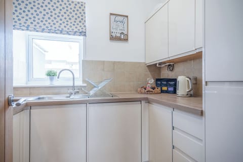 Apartment (2 Bedrooms) | Private kitchen | Microwave, oven, stovetop, dishwasher