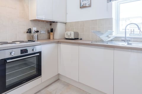 Apartment (2 Bedrooms) | Private kitchen | Microwave, oven, stovetop, dishwasher