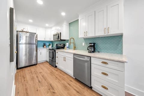 Condo, 1 King Bed with Sofa bed (Pinnacle Port B3-408-Emerald Pearl) | Private kitchen | Oven