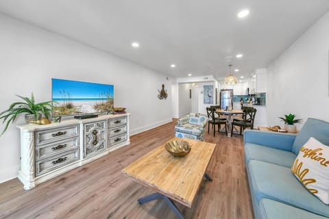 Condo, 1 King Bed with Sofa bed (Pinnacle Port B3-408-Emerald Pearl) | Living area | TV