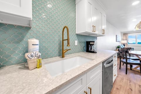 Condo, 1 King Bed with Sofa bed (Pinnacle Port B3-408-Emerald Pearl) | Private kitchen | Oven