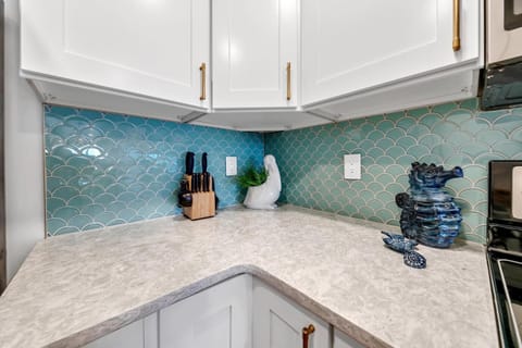 Condo, 1 King Bed with Sofa bed (Pinnacle Port B3-408-Emerald Pearl) | Private kitchen | Oven