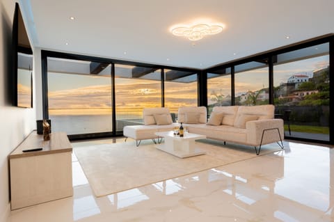 House | 3 bedrooms, desk