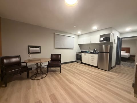 One-Bedroom Family Suite | Desk, laptop workspace, iron/ironing board, free WiFi