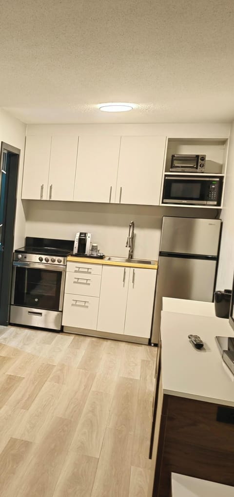 King Studio Signature Suite | Private kitchenette | Fridge, microwave, coffee/tea maker