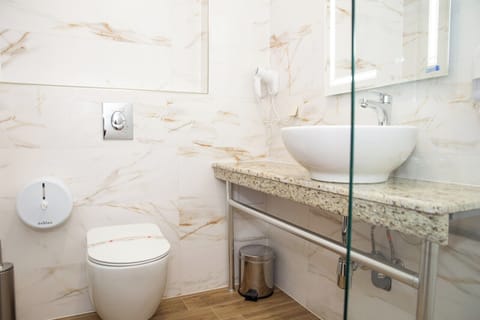 Standard Room | Bathroom | Shower, hair dryer, towels