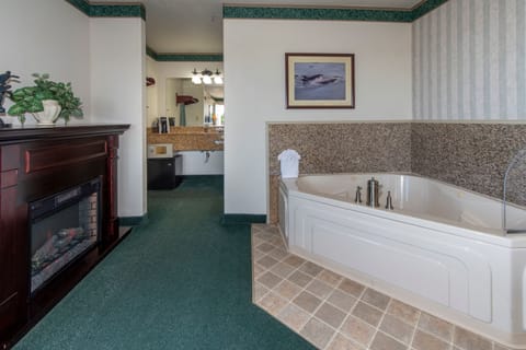 Romantic Suite, 1 King Bed, Jetted Tub (No Pets) | Premium bedding, pillowtop beds, in-room safe, desk