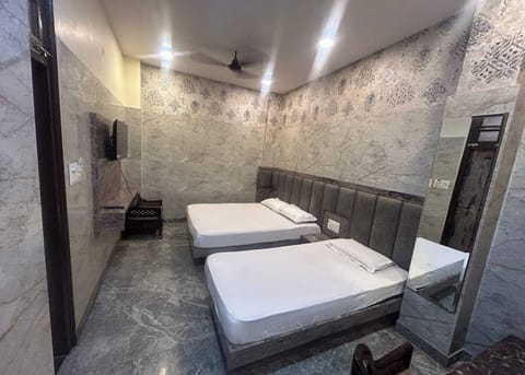 Triple Room | Desk, iron/ironing board, free WiFi, bed sheets