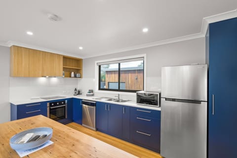 Comfort Cabin, River View | Private kitchen | Mini-fridge, microwave, oven, stovetop