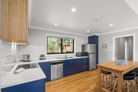 Comfort Cabin, River View | Private kitchen | Mini-fridge, microwave, oven, stovetop