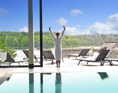 Indoor pool, sun loungers