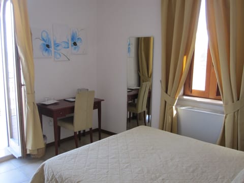 Double Room | Minibar, in-room safe, desk, free cribs/infant beds