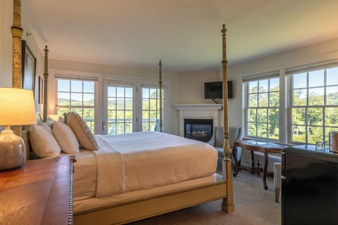 Premium Corner River View | Iron/ironing board, free WiFi, bed sheets