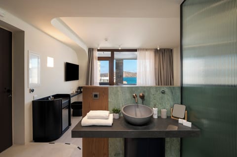 Premium Room with Jetted Tub & Partial Sea View | In-room safe, soundproofing, iron/ironing board, free cribs/infant beds