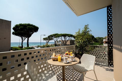 Superior Double or Twin Room, Sea View | In-room safe, soundproofing, free cribs/infant beds, free WiFi