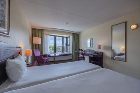 Comfort room | 1 bedroom, in-room safe, desk, soundproofing